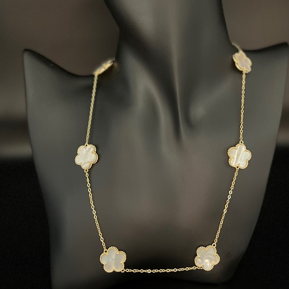 5 Leaf Clover Necklace - Picture 2 of 4